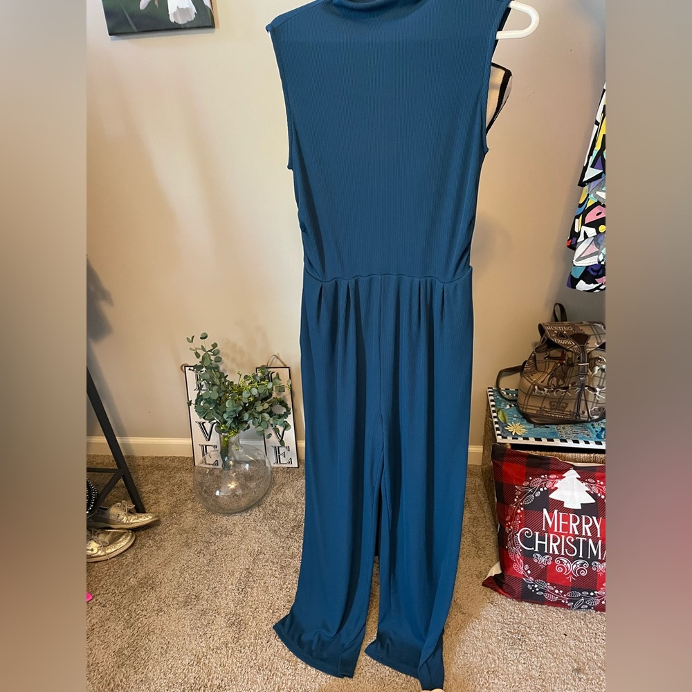 Pretty Garden woman’s Jumpsuit in Sz M nwt
Color Teal fabric is stretchy/soft